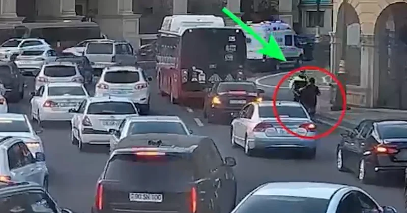 Yol polisi skuterçini qəzadan xilas etdi VİDEO