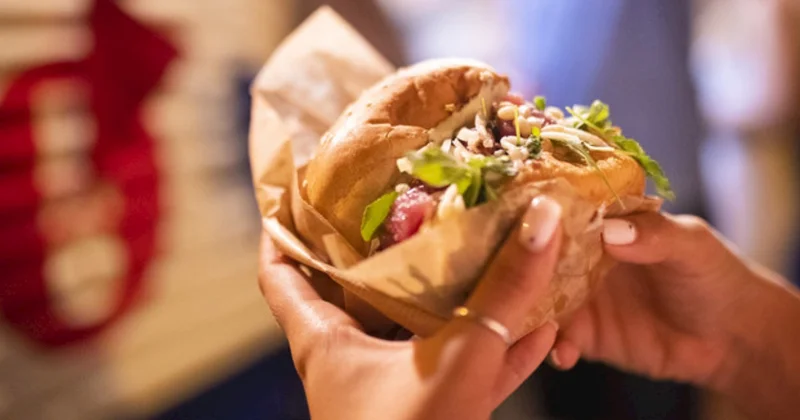 Küçə yeməyindən menyuların ulduzuna: Məşhur burgerin resepti