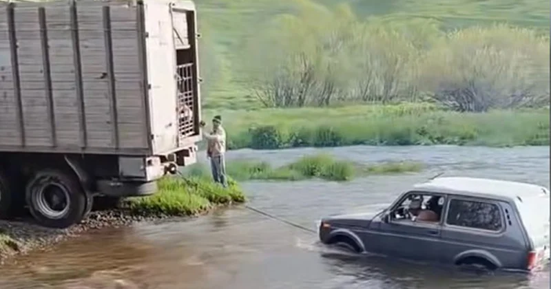 Laçında çayda batan “Niva” belə çıxarıldı Video