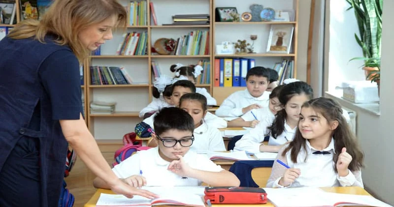 “Müəllimə ehtiram göstərilməyən cəmiyyətlərin gələcəyi yaxşı olmur” FAZİL MUSTAFA