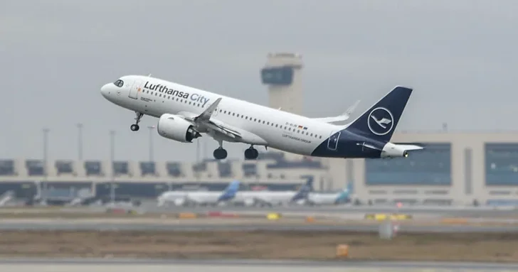 В Германии самолет компании Lufthansa совершил жесткую посадку, есть пострадавшие