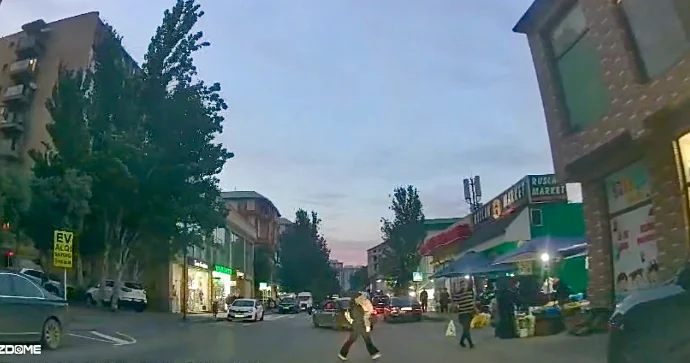 Yolu necə gəldi keçən qadın azyaşlı övladını da riskə atdı VİDEO