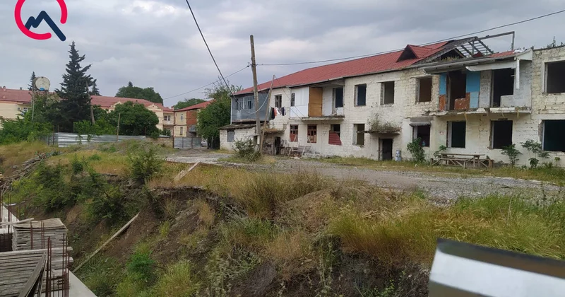 “Tikinti yubadılır, kirayə pullarımız da verilmir” 4 ildir evi sökülən vətəndaş