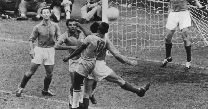 Futbol tarixində rekord: Pelenin 1958 ci il finalındakı forması 6 milyon dollara satılır FOTO