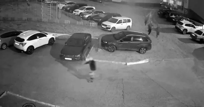 Yeniyetmələr onlara siqaret verməyən kişini daşqalaq etdi Polis 4 nəfəri saxladı VİDEO