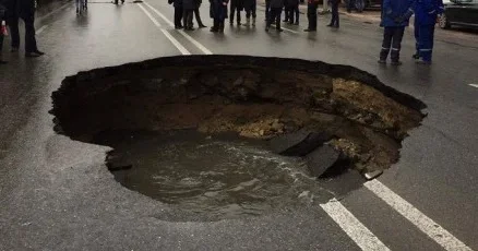 Bakıda bu küçədə yol çökdü Video