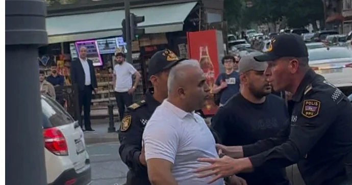 “Zebra” olmayan yerdə yolu keçən şəxsi maşın vurdu; qalxıb sürücüyə hücum etdi VİDEO