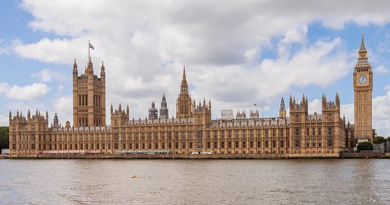 Britaniya hökuməti xərcləri azaldır