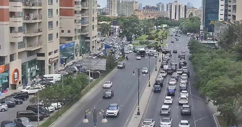 Tbilisi prospektində qəza olub, sıxlıq yaranıb FOTOLAR