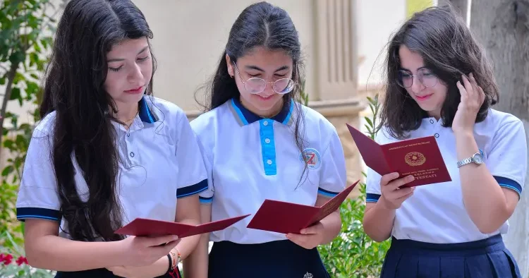 Paytaxtda IX sinif üzrə 2 370 nəfər məktəbi fərqlənmə attestatı ilə bitirib FOTO