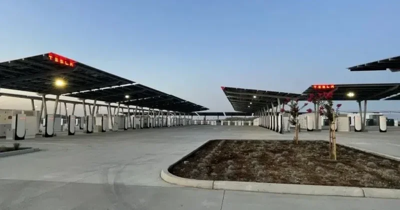 Tesla запустила первую автономную зарядную станцию на солнечных батареях