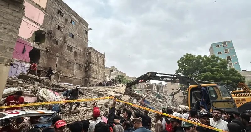 Pakistanda yaşayış binası uçub: Azı altı nəfər həyatını itirib