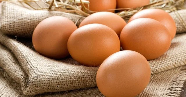 Bazardakı qəhvəyi yumurtalar toplanır Salmonella təhlükəsi