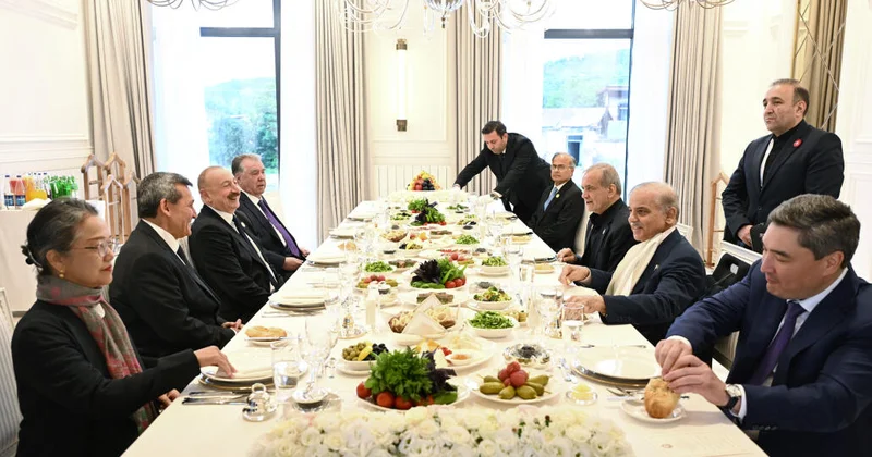 İlham Əliyevin adından İqtisadi Əməkdaşlıq Təşkilatının 17 ci Zirvə görüşünün iştirakçılarının şərəfinə rəsmi nahar verilib FOTO