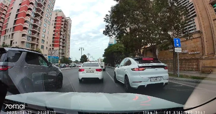 Avtobus zolağına girdi, ardınca sol zolağa keçib qəza şəraiti yaratdı 90 MM 014 VİDEO