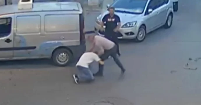 Yol vermək üstündə dava düşdü: Sürücünü kabellə döydü ANBAAN VİDEO