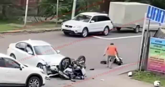 Qadın sürücü BMW ilə yol polisini vurub yerə sərdi VİDEO