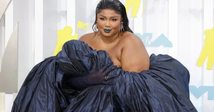 Lizzo 45 kiloqram arıqladı Foto