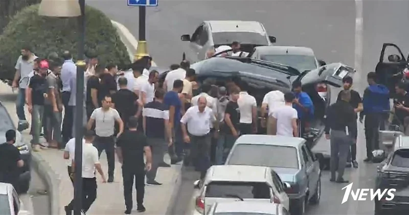 ДТП парализовало движение транспорта в центре Баку ФОТО