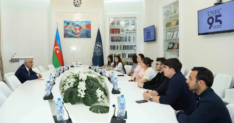 UNEC rektoru abituriyent və valideynlərlə görüşüb