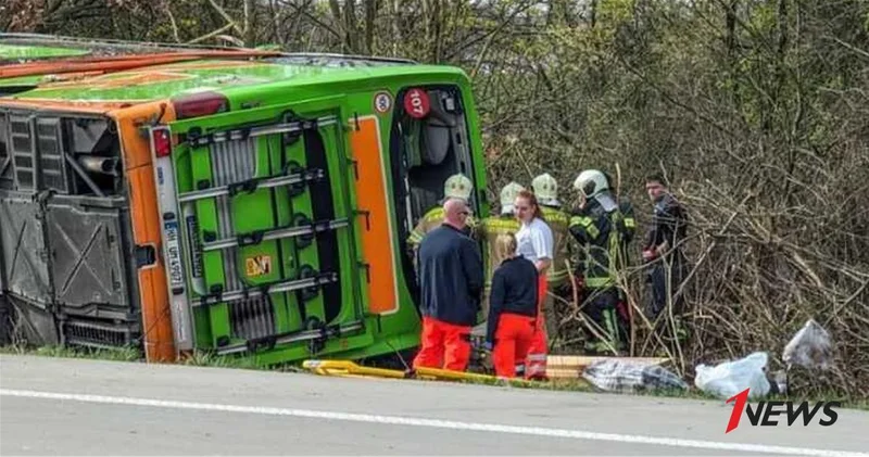 В Германии автобус съехал в кювет и перевернулся, есть пострадавшие