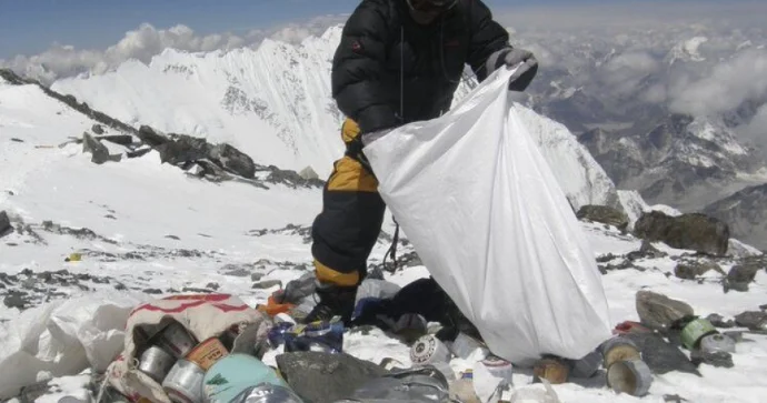 Dronlar Everest dağında tullantıları təmizləyir