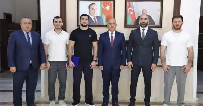 Məcid Seyidov UFC döyüşçüsü Fərman Həsənova fəxri fərman təqdim edib
