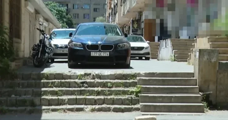 Опасный участок в Баку: водители не замечают лестницу и попадают в ДТП