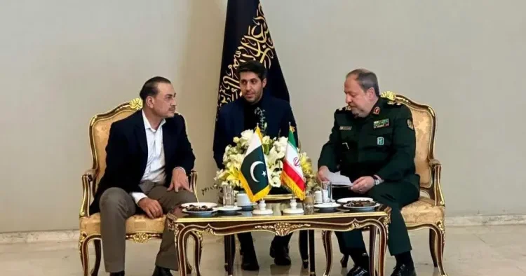 İran və Pakistan hərbi əməkdaşlığı genişləndirmək istəyirlər