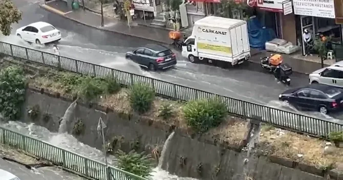 İstanbulun bir hissəsini su basdı, küçələr gölə döndü