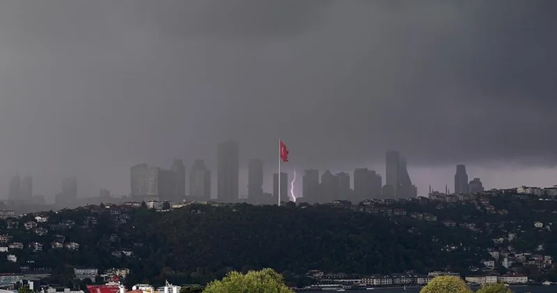 İstanbulu su BASIB Nəqliyyatın hərəkətində çətinlik yaranıb