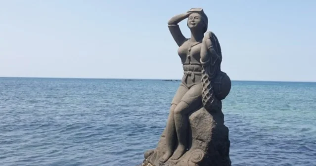 Cənubi Koreyada qalmaqal: Əcnəbi tarixi heykəli öpdü