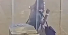 Metroya pulsuz keçmək istəyən qadın şüşə baryeri qırdı ANBAAN VİDEO