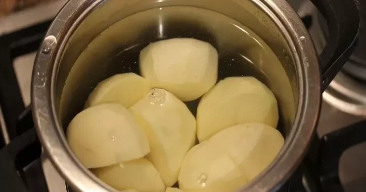 Kartofu adi suda bişirməyin, bu ədviyyatı əlavə edin, dadı görün necə olacaq