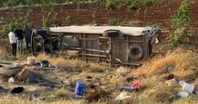 Türkiyədə mikroavtobus dərəyə aşıb: 22 yaralı