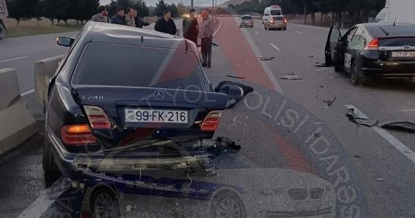 "Mersedes" beton maneəyə çırpıldı: 2 ölü, 1 yaralı