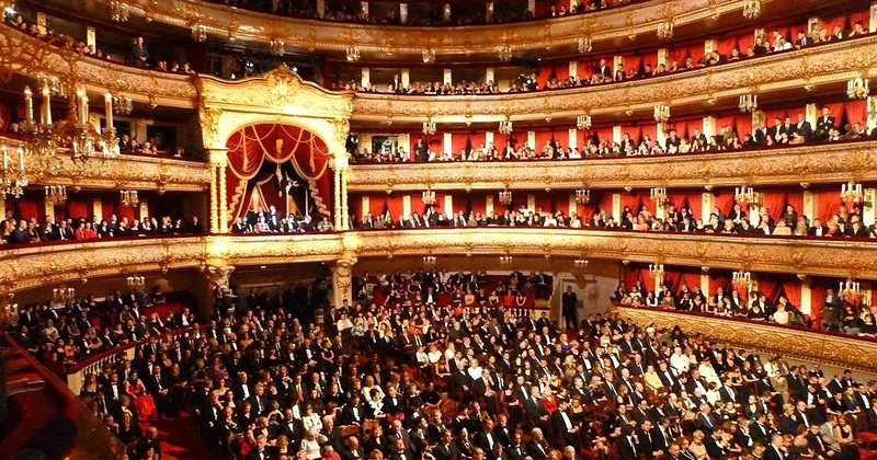 Zaman dəyişir, teatr isə...