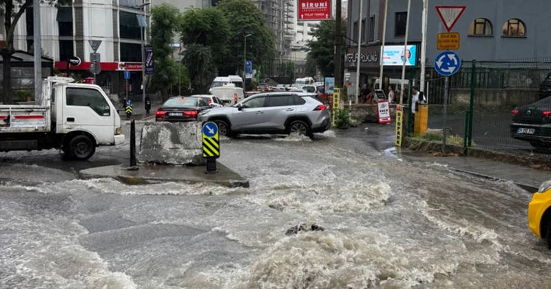 Güclü leysan İstanbul küçələrini iflic etdi Fotolar