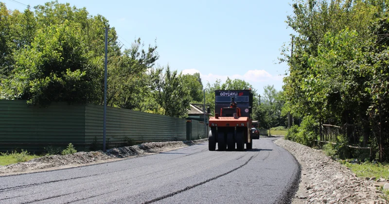 Oğuzda kənd yollarının yenidən qurulması davam edir: 17 kilometrlik layihənin 9,2 kilometri tamamlanıb