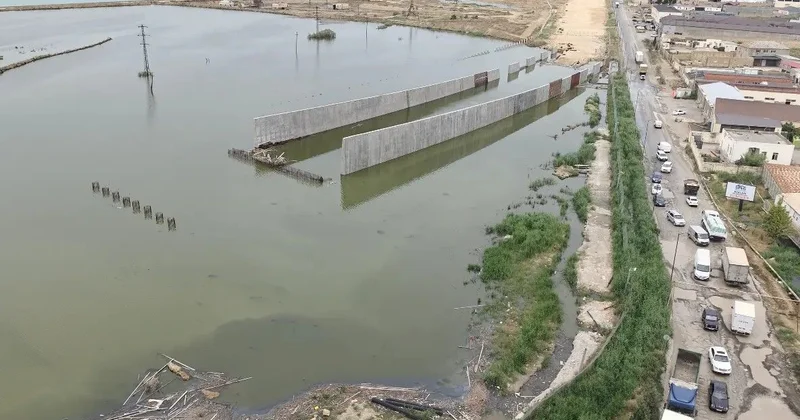 Tikilməkdə olan yol və körpünü su basdı, iş dayandı VİDEO