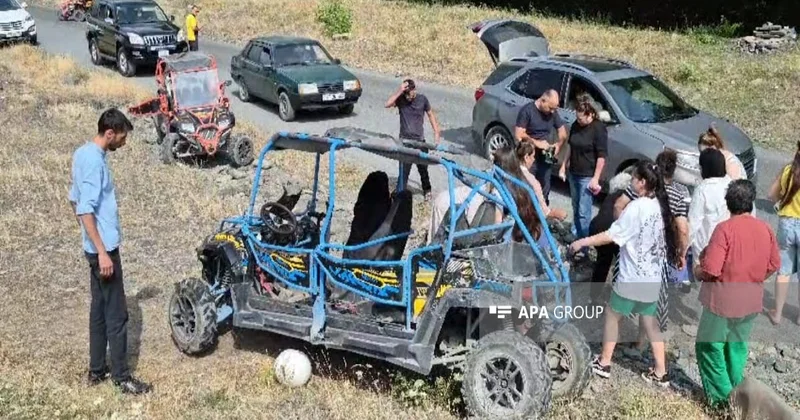 Qəbələdə əcnəbi turistlər qəzaya uğrayıb, yaralılar var FOTO