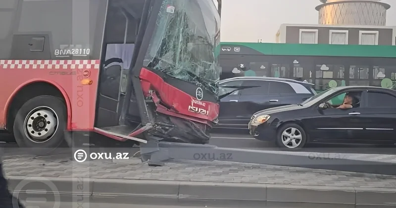 Bakıda sərnişin avtobusu işıqfora çırpıldı