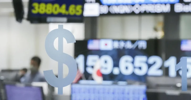 Trampın siyasəti dolları risk altında qoyur Bloomberg