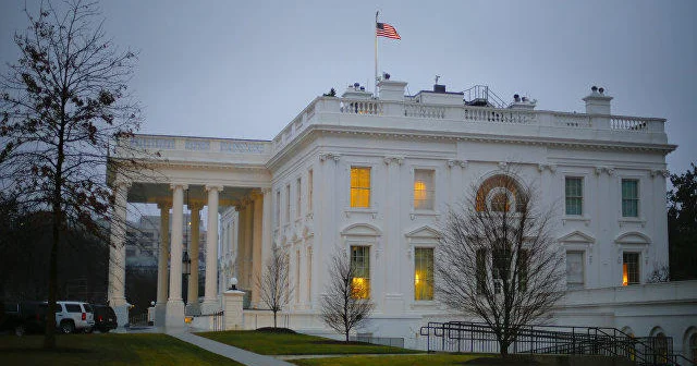 Стало известно о планах Трампа добавить золота на потолок Овального кабинета