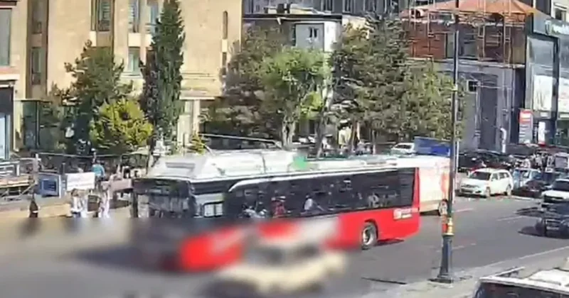 В Баку сбили двух девушек пешеходов Как чёртик из табакерки / ВИДЕО