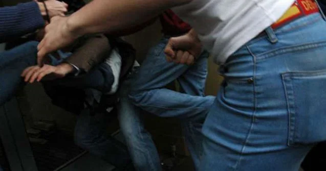 Şagirdlər arasındakı mübahisə böyüdü: Valideyn məktəb önündə döyüldü KONKRET