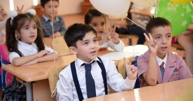 Bu, onların məktəbə daha tez başlamalarının doğru olduğu anlamına gəlmir” Rəy
