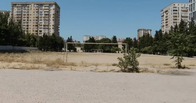 Bakının məşhur stadionu baxımsız vəziyyətdə Meydançanı kol kos basıb
