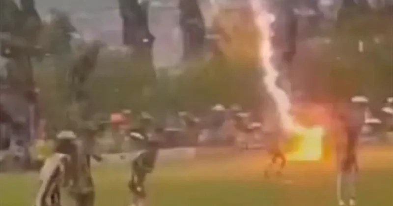 Matç zamanı meydana ildırım düşdü Futbolçu öldü Anbaan video