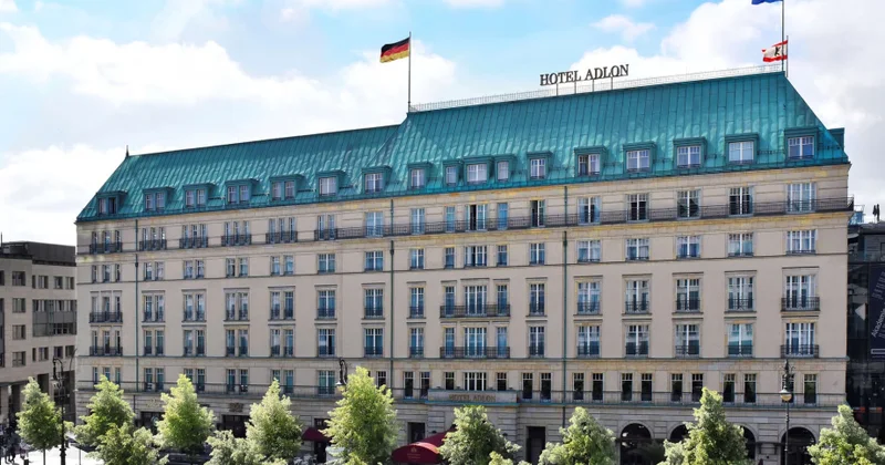 Berlindəki məşhur “Adlon” hotelinin binası 280 milyon avroya satışa çıxarılır